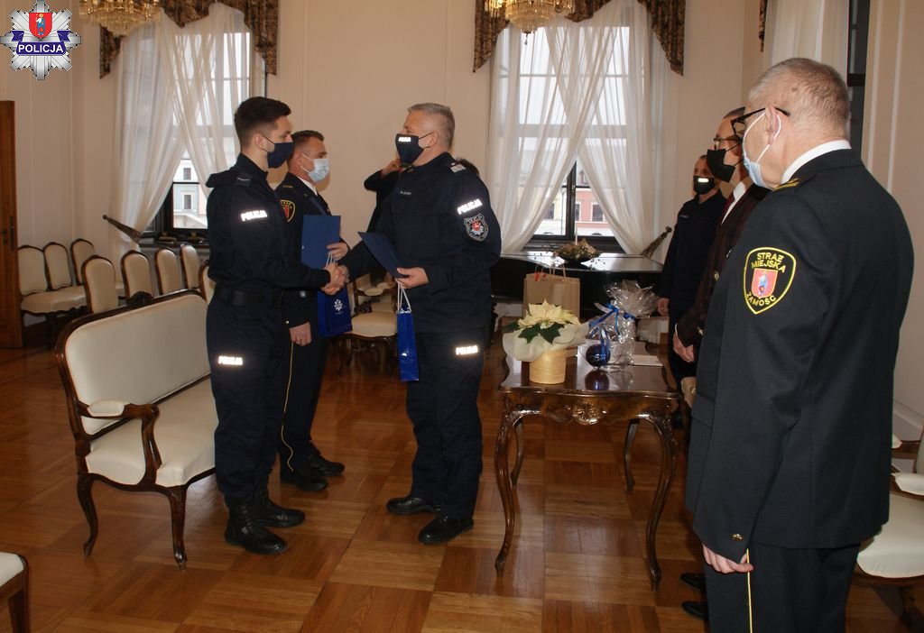 Podziękowania oraz upominki dla policjanta i strażnika miejskiego za interwencję w zamojskiej galerii handlowej (zdjęcia)