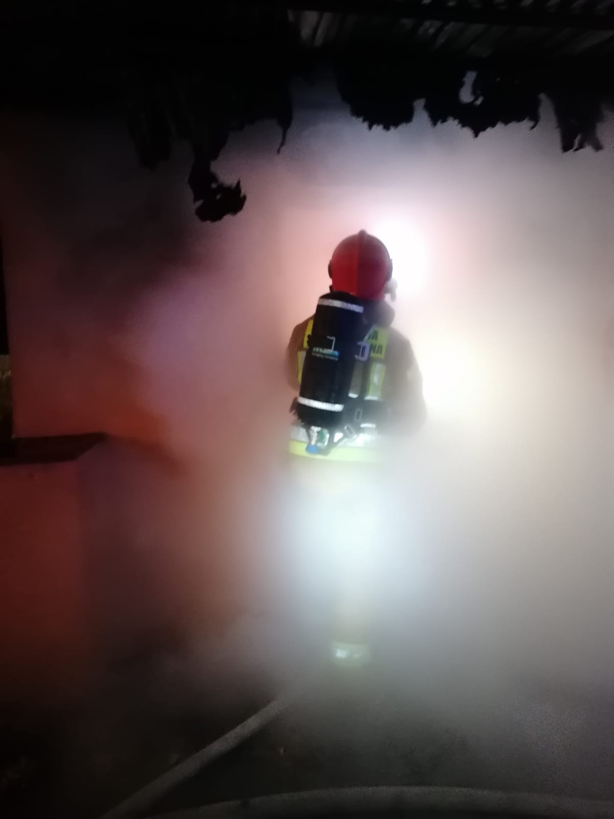 Świąteczne interwencje chełmskich strażaków. Pożar pustostan i dwa groźne zdarzenia drogowe (zdjęcia)