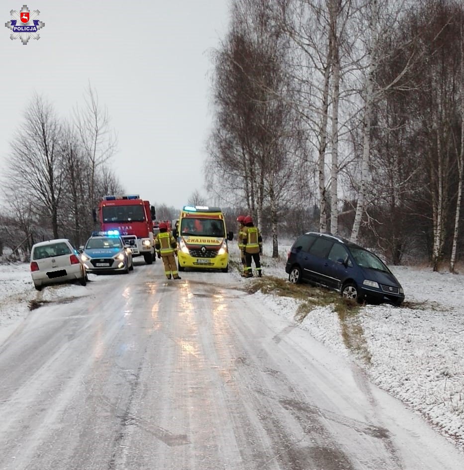 Wypadła volkswagenem z drogi i uderzyła w drzewo. Troje dzieci trafiło do szpitala (zdjęcia)