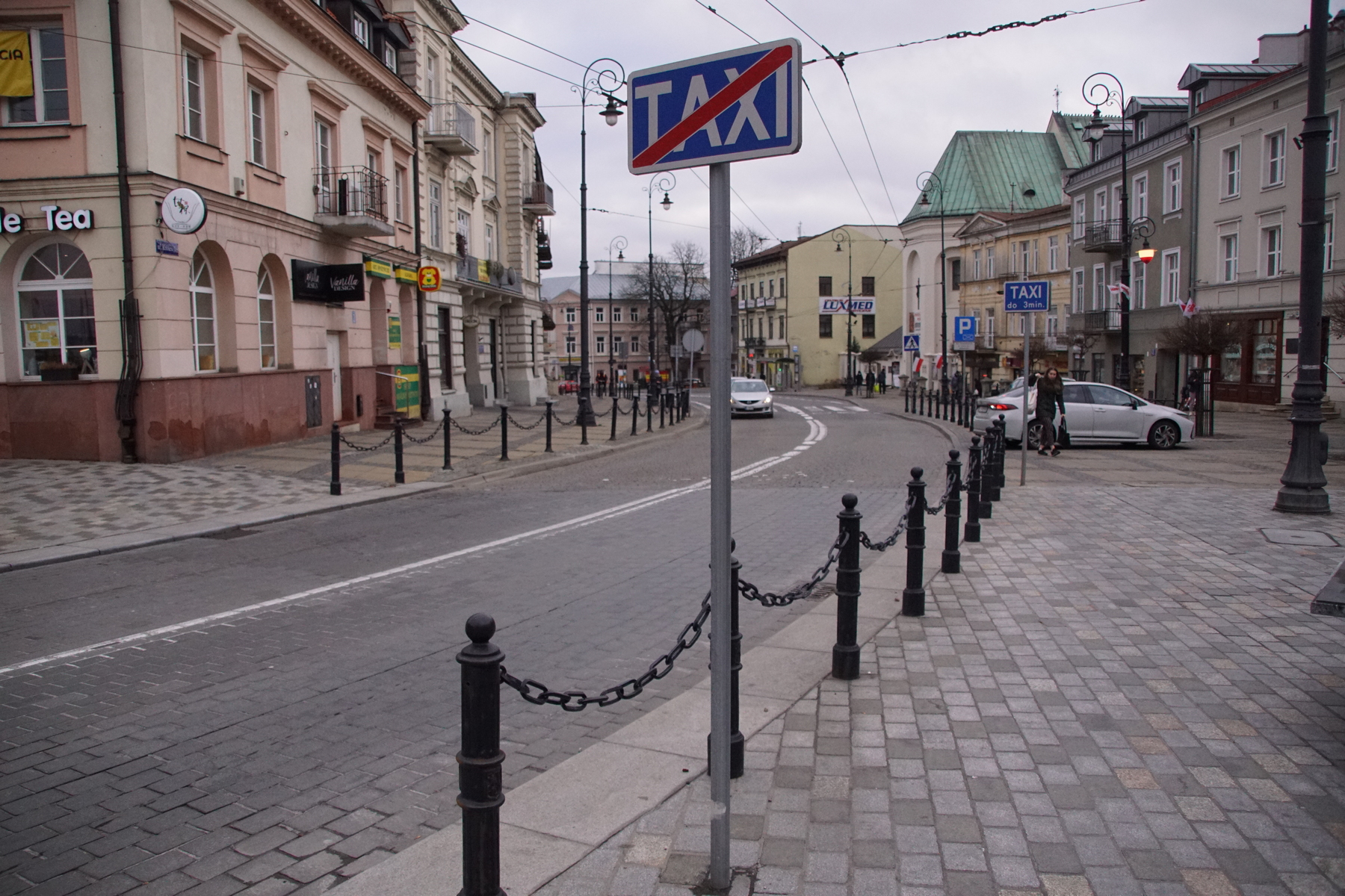 Makieta Lublina na postoju taksówek. Utrudnia przejazd, dochodzi do niebezpiecznych sytuacji (zdjęcia)