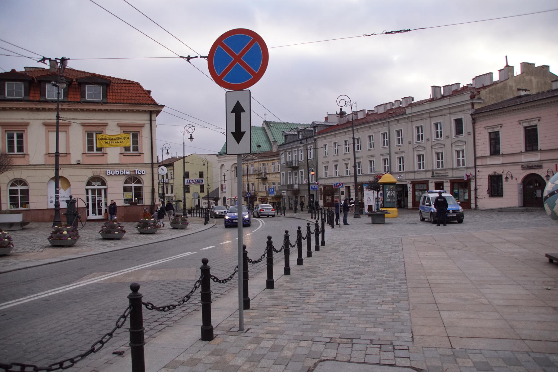 Makieta Lublina na postoju taksówek. Utrudnia przejazd, dochodzi do niebezpiecznych sytuacji (zdjęcia)