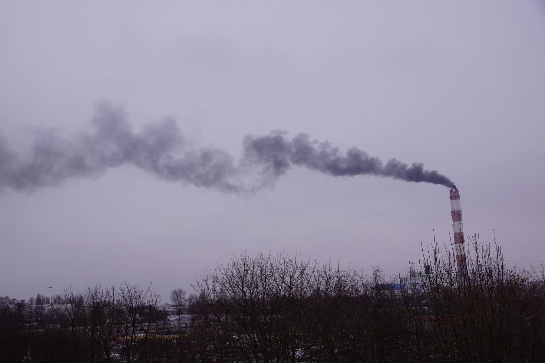 Gęsty dym z komina elektrociepłowni, czarna chmura nad Lublinem (zdjęcia)
