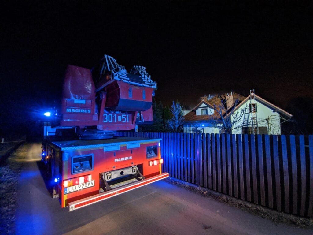 Nocny pożar domu pod Lublinem. W akcji gaśniczej 11 zastępów straży pożarnej (zdjęcia)