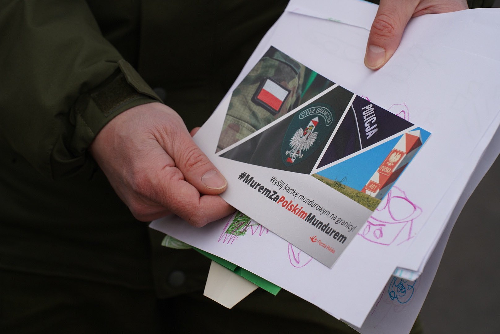 Żołnierze i funkcjonariusze służący na granicy dostali z całego kraju tysiące kartek z życzeniami (zdjęcia)