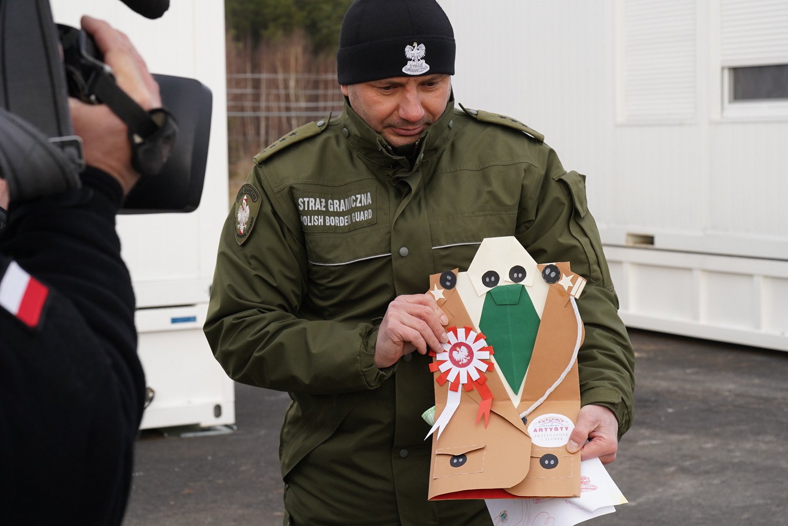 Żołnierze i funkcjonariusze służący na granicy dostali z całego kraju tysiące kartek z życzeniami (zdjęcia)