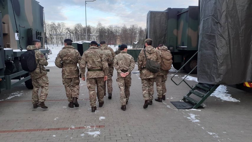 Duże grupy migrantów siłowo forsowały granicę. Pościg za obywatelem Syrii, padły strzały (wideo)