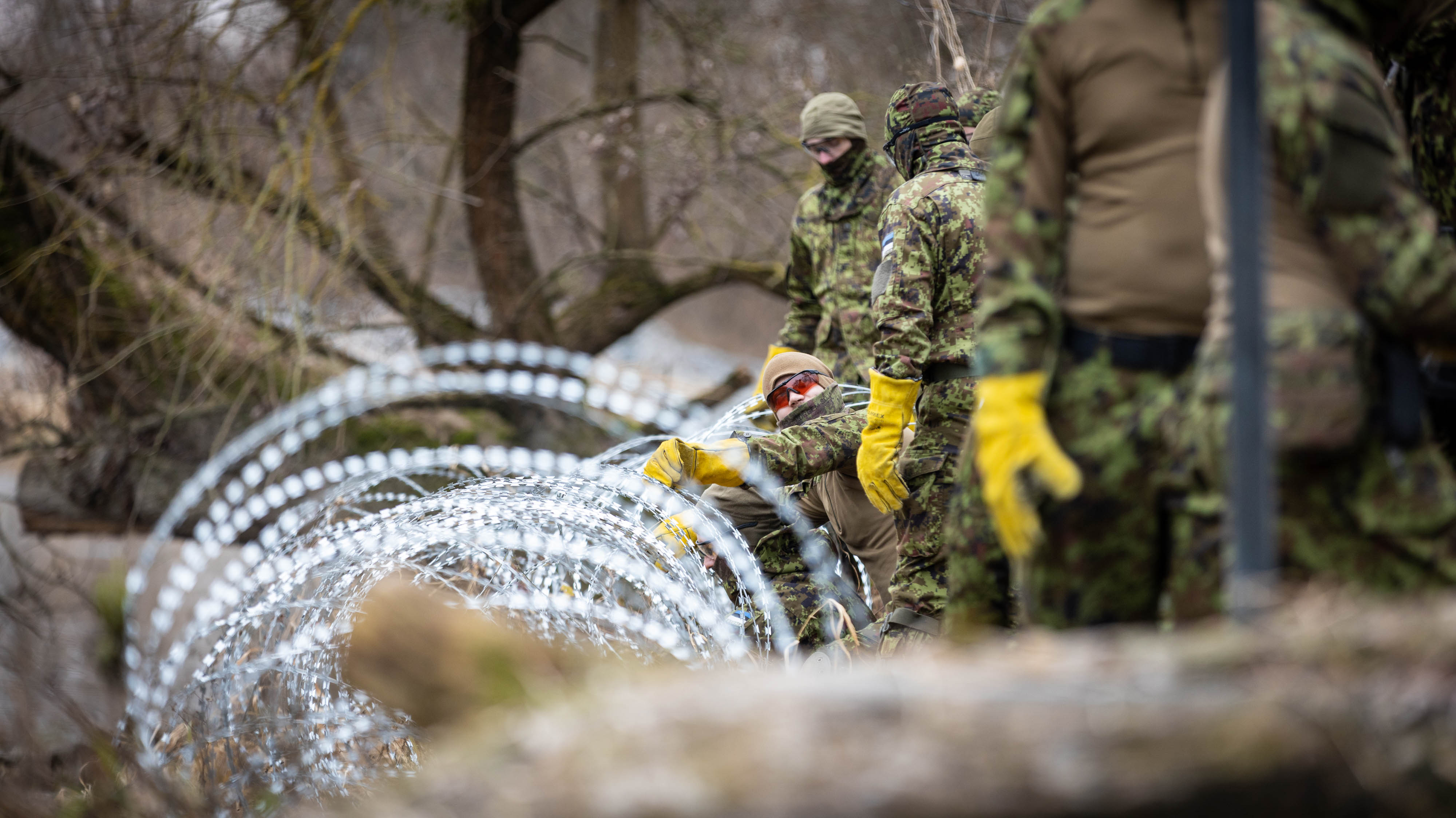 Duże grupy migrantów siłowo forsowały granicę. Pościg za obywatelem Syrii, padły strzały (wideo)