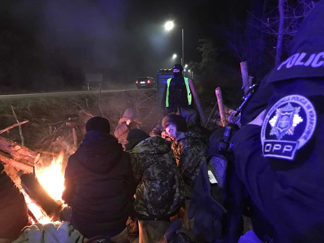 Nielegalnie przekroczyli granicę i czekali na przemytników. Kolejne siłowe próby forsowania granicznych zabezpieczeń (zdjęcia)