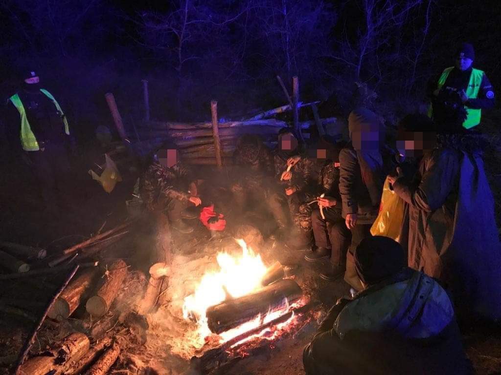 Nielegalnie przekroczyli granicę i czekali na przemytników. Kolejne siłowe próby forsowania granicznych zabezpieczeń (zdjęcia)
