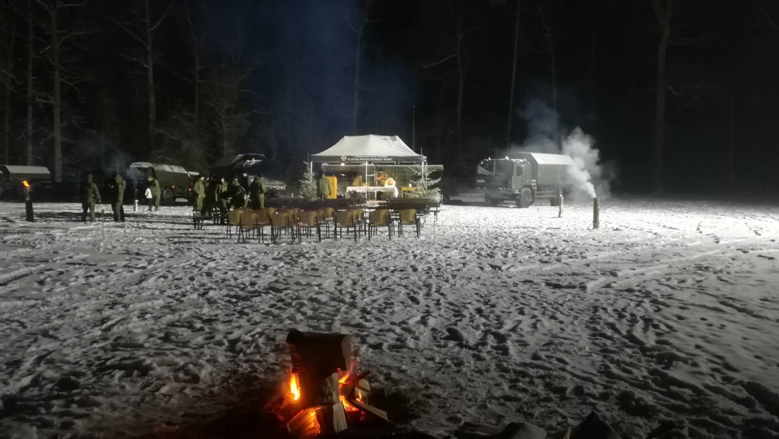 Przy granicy odbyła się Pasterka polowa. Mieszkańcy zapraszali żołnierzy na wieczerzę wigilijną (wideo, zdjęcia)