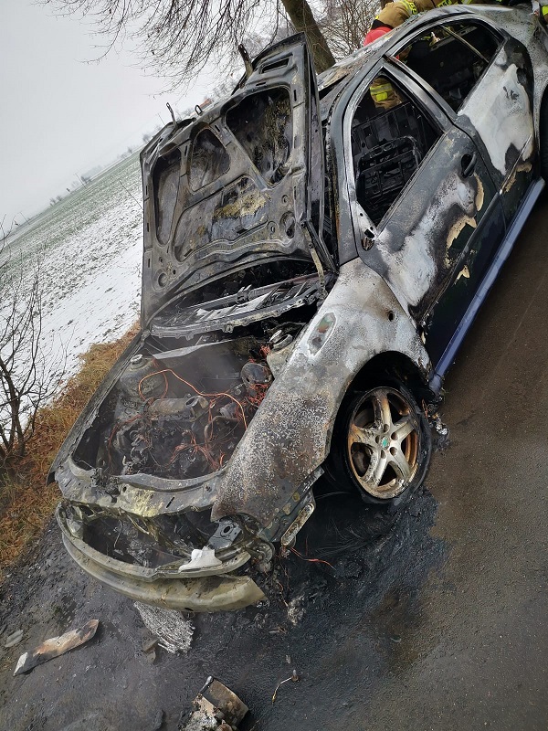 Skoda zapaliła się w trakcie jazdy. Pojazd doszczętnie spłonął (zdjęcia)