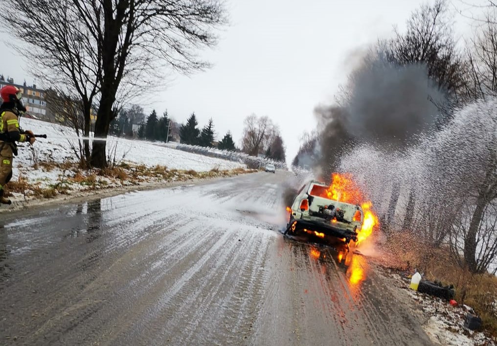 Skoda zapaliła się w trakcie jazdy. Pojazd doszczętnie spłonął (zdjęcia)