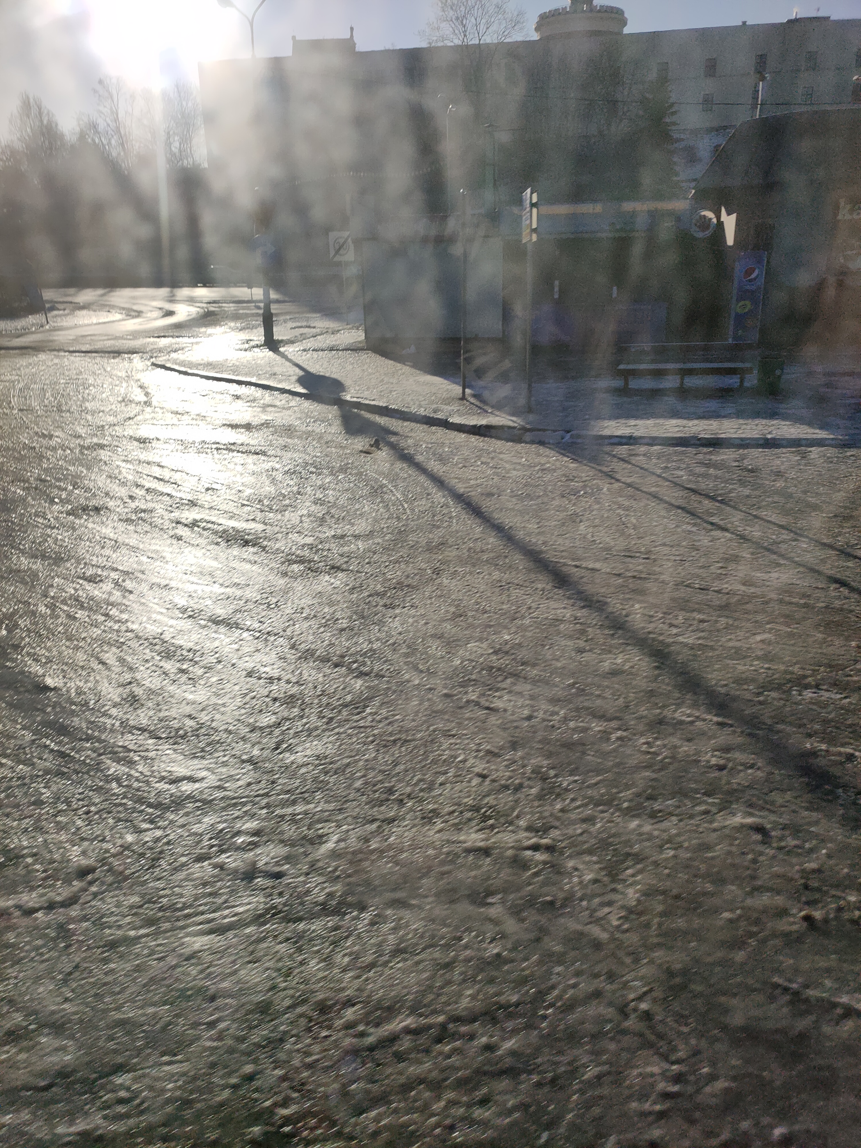 Zarządcy i administratorzy na czas świąt zapomnieli o chodnikach i ulicach. „Wszędzie lód, można się połamać” (zdjęcia)