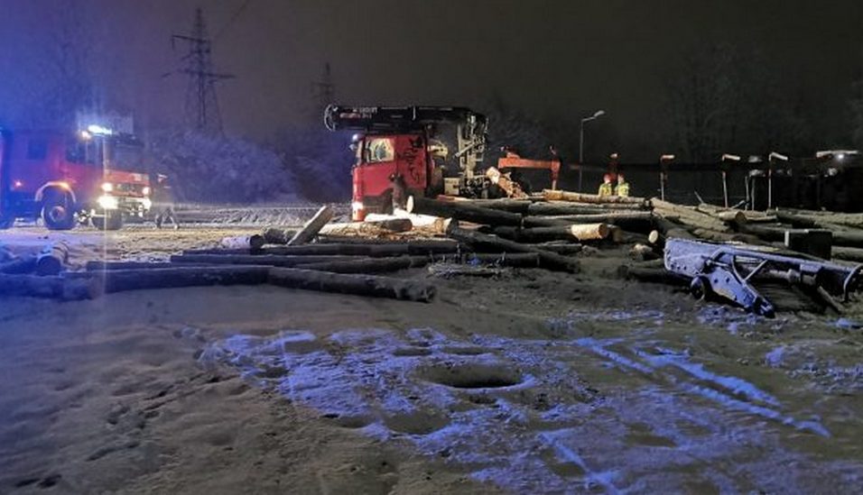 Intensywne opady śniegu przyczyną kilku groźnych zdarzeń drogowych w powiecie biłgorajskim (zdjęcia)