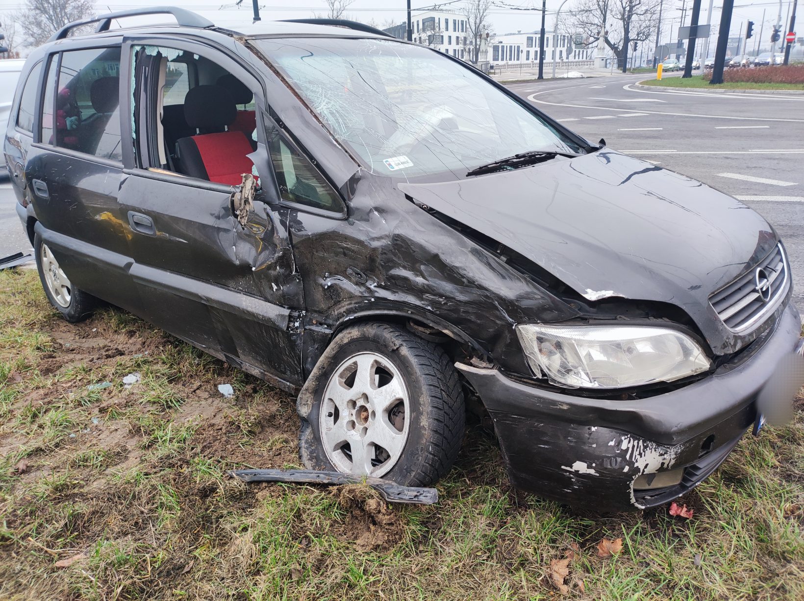 Nie spojrzał na światła, zderzył się z fiatem. Dwie osoby ranne w wypadku w Lublinie (zdjęcia)