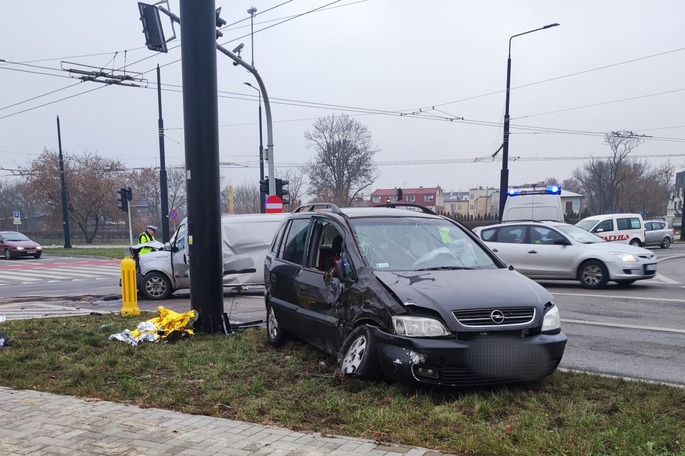 Nie spojrzał na światła, zderzył się z fiatem. Dwie osoby ranne w wypadku w Lublinie (zdjęcia)