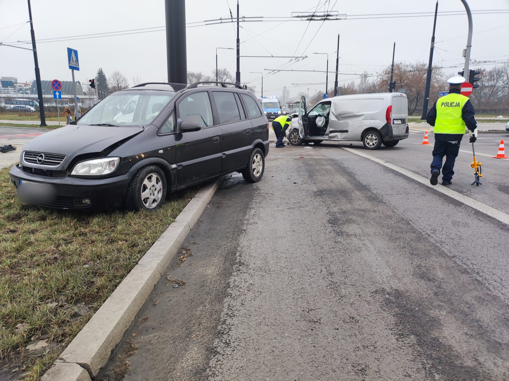 Nie spojrzał na światła, zderzył się z fiatem. Dwie osoby ranne w wypadku w Lublinie (zdjęcia)