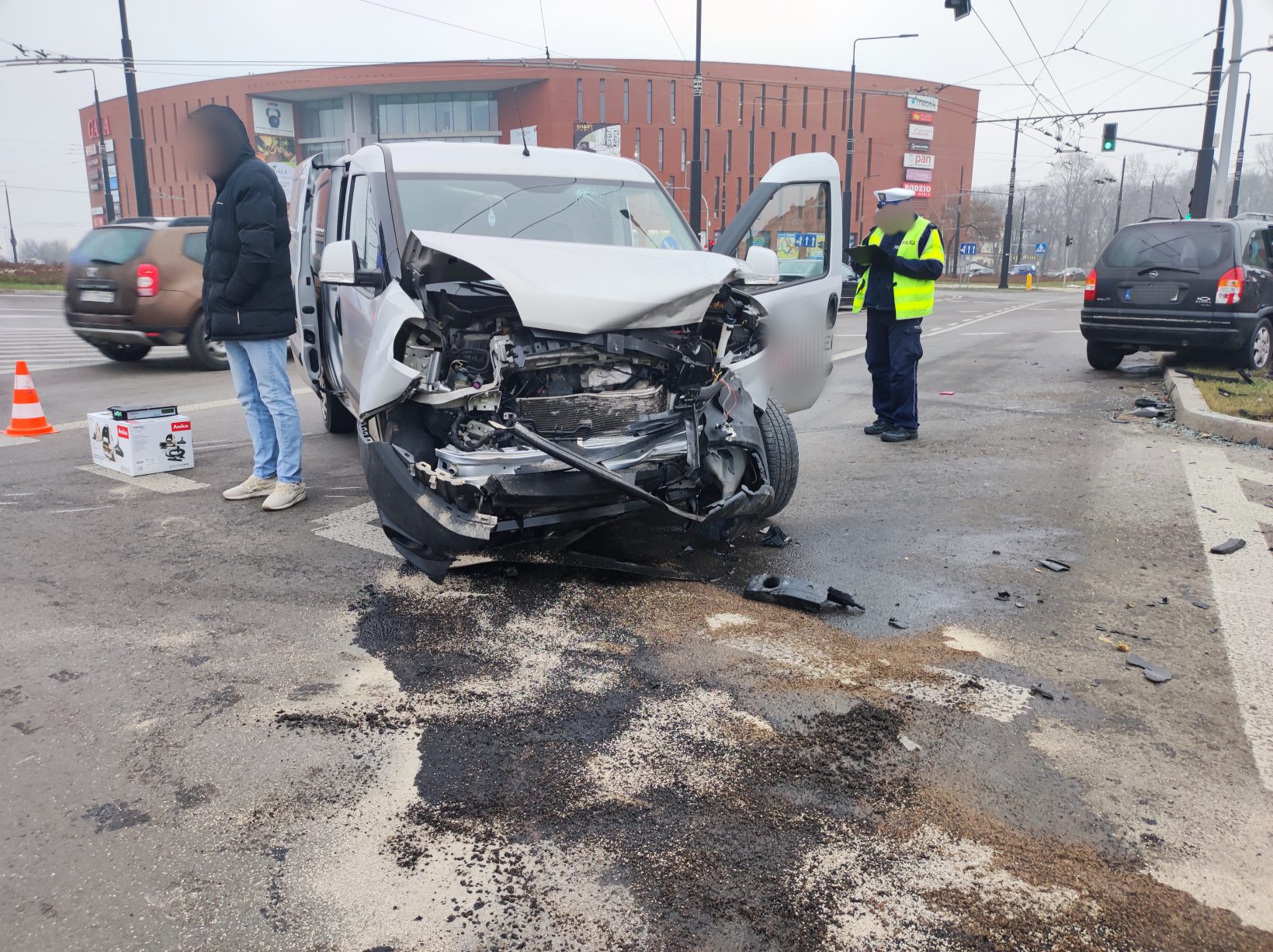 Nie spojrzał na światła, zderzył się z fiatem. Dwie osoby ranne w wypadku w Lublinie (zdjęcia)