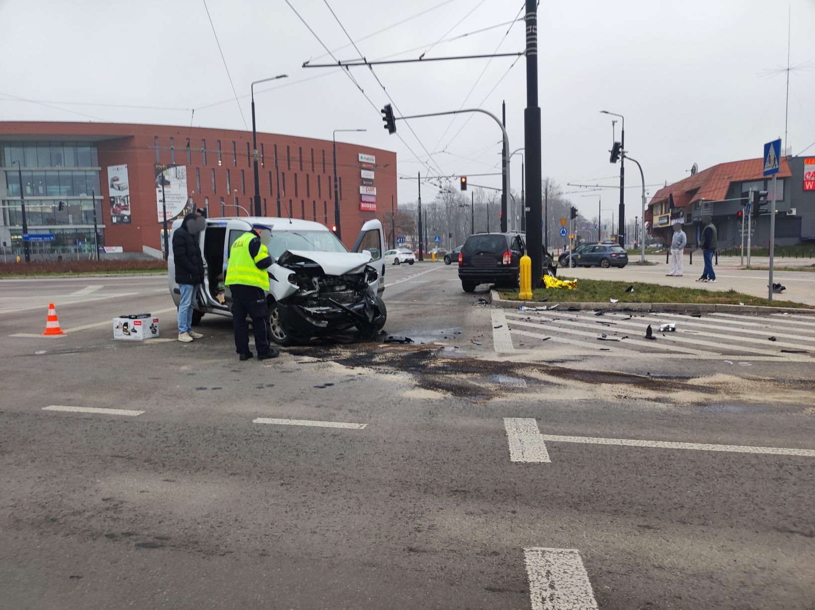 Nie spojrzał na światła, zderzył się z fiatem. Dwie osoby ranne w wypadku w Lublinie (zdjęcia)