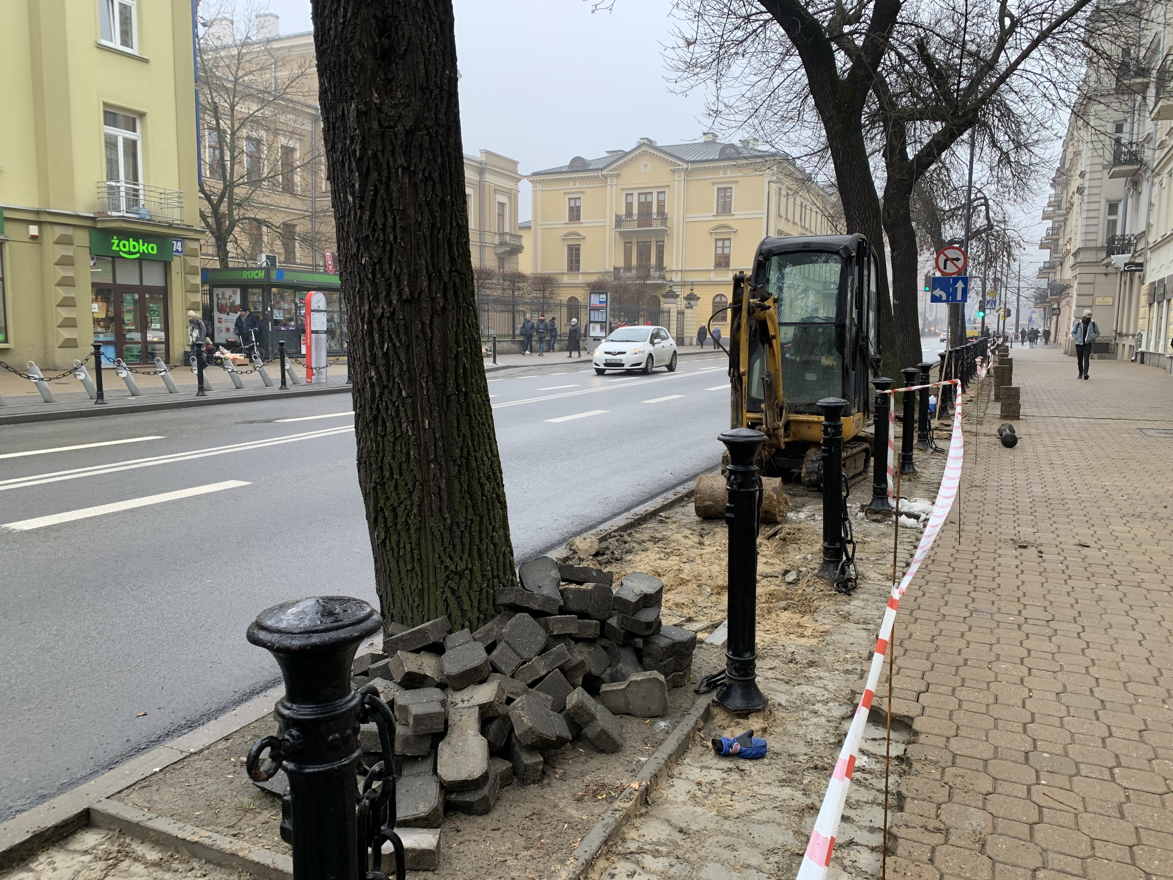 Na Krakowskim Przedmieściu znika kostka brukowa. Będzie więcej zieleni (zdjęcia)