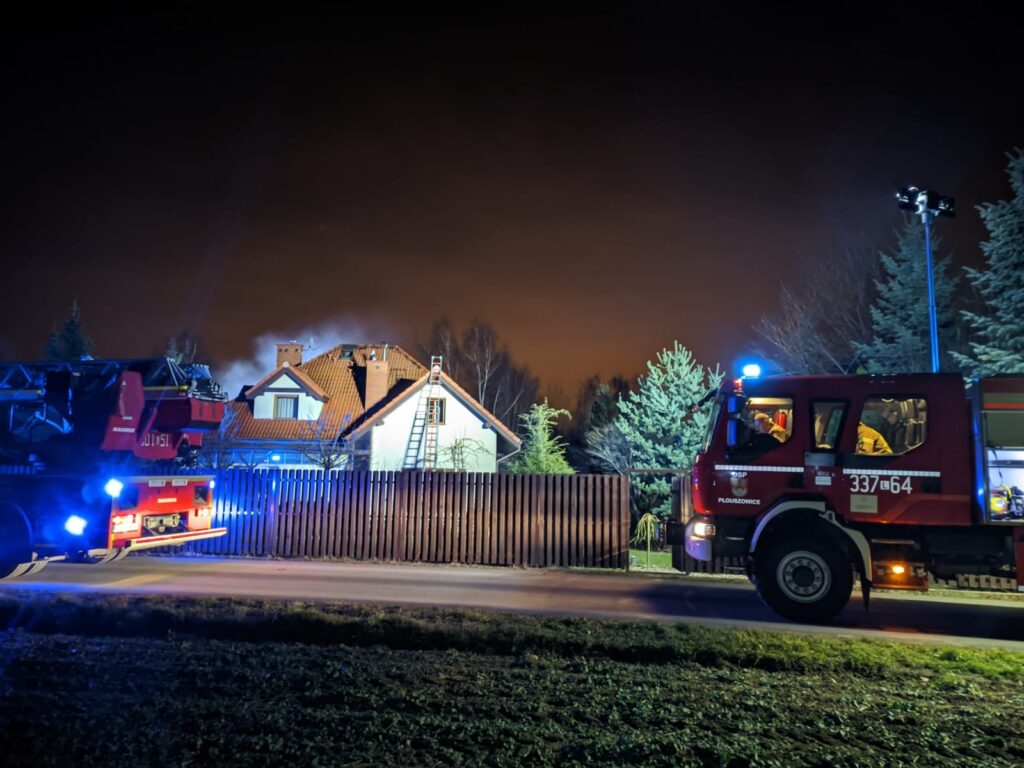 Nocny pożar domu pod Lublinem. W akcji gaśniczej 11 zastępów straży pożarnej (zdjęcia)
