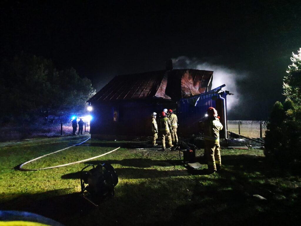 Nocny pożar budynku mieszalnego. Dom objęty był ogniem (zdjęcia)