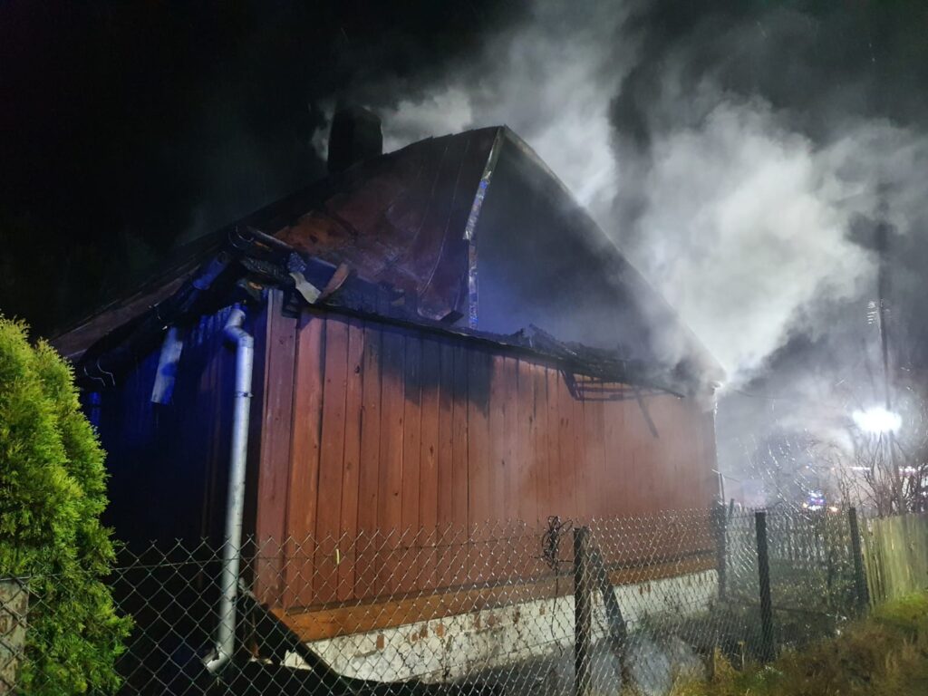 Nocny pożar budynku mieszalnego. Dom objęty był ogniem (zdjęcia)