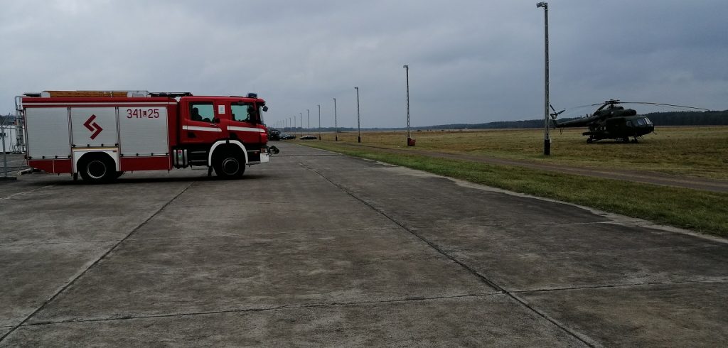 Strażacy OSP współpracują z Wojskiem Polskim. Na granicy usuwają zakrzaczenia i konary (zdjęcia)