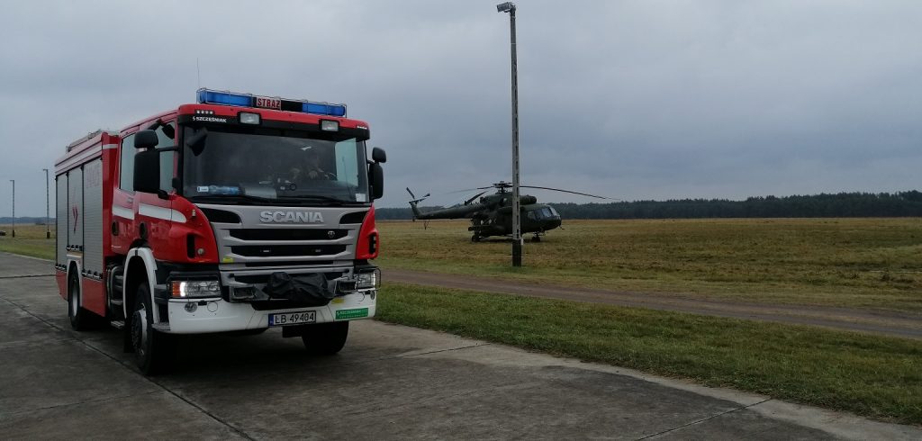 Strażacy OSP współpracują z Wojskiem Polskim. Na granicy usuwają zakrzaczenia i konary (zdjęcia)