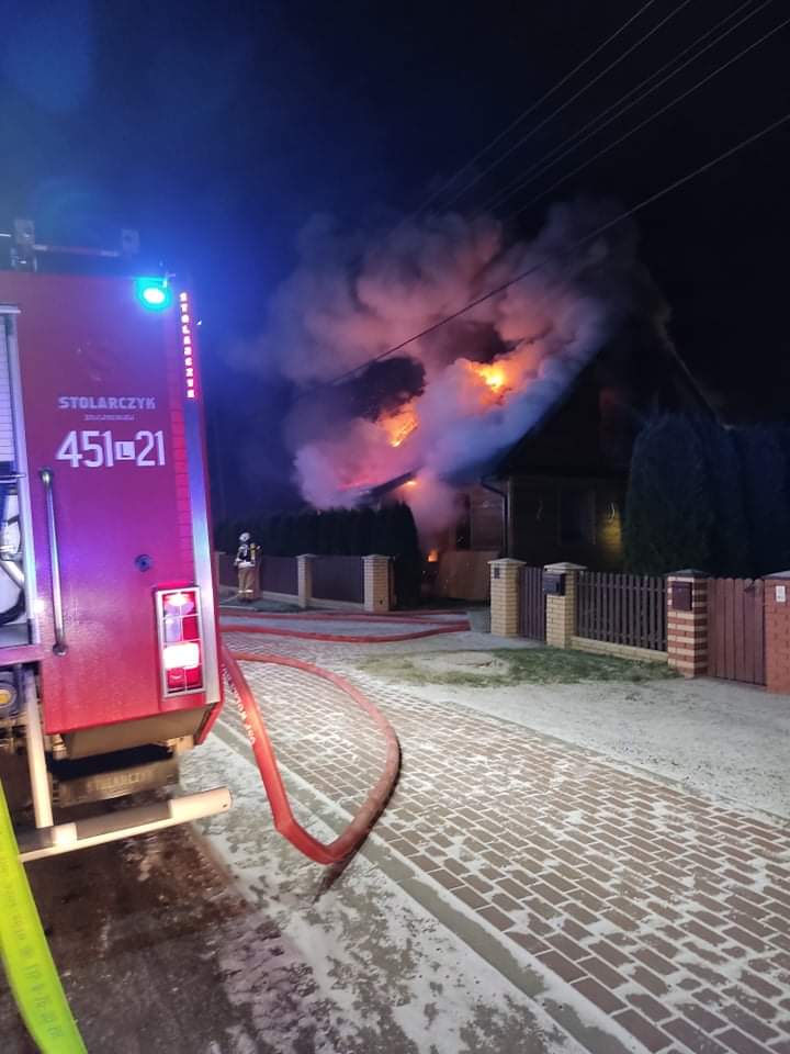 Kiedy strażacy dotarli na miejsce, budynek mieszkalny stał w ogniu (zdjęcia)