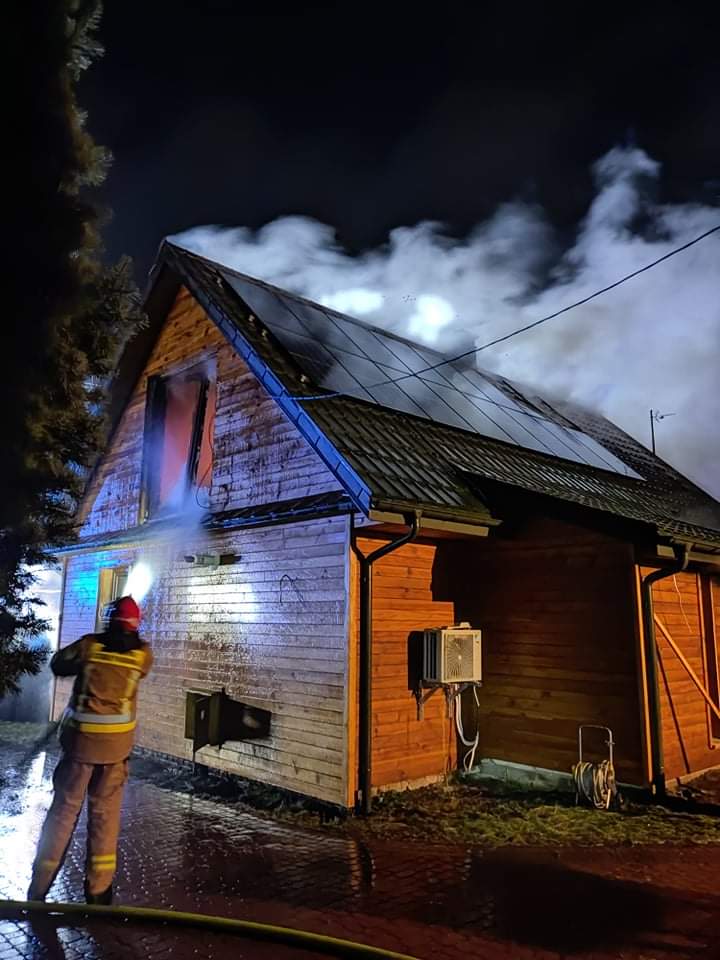 Kiedy strażacy dotarli na miejsce, budynek mieszkalny stał w ogniu (zdjęcia)