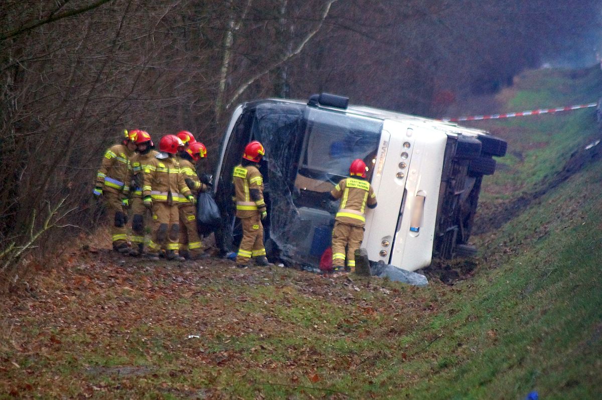 Wzrasta liczba poszkodowanych w wypadku autokaru. Pozostali pasażerowie są badani przez ratowników (zdjęcia)