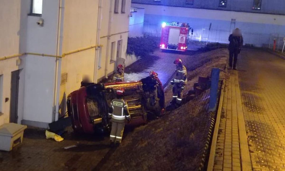 Nissan bez kierowcy odjechał z parkingu. Pojazd spadł ze skarpy i zatrzymał się na boku (zdjęcia)