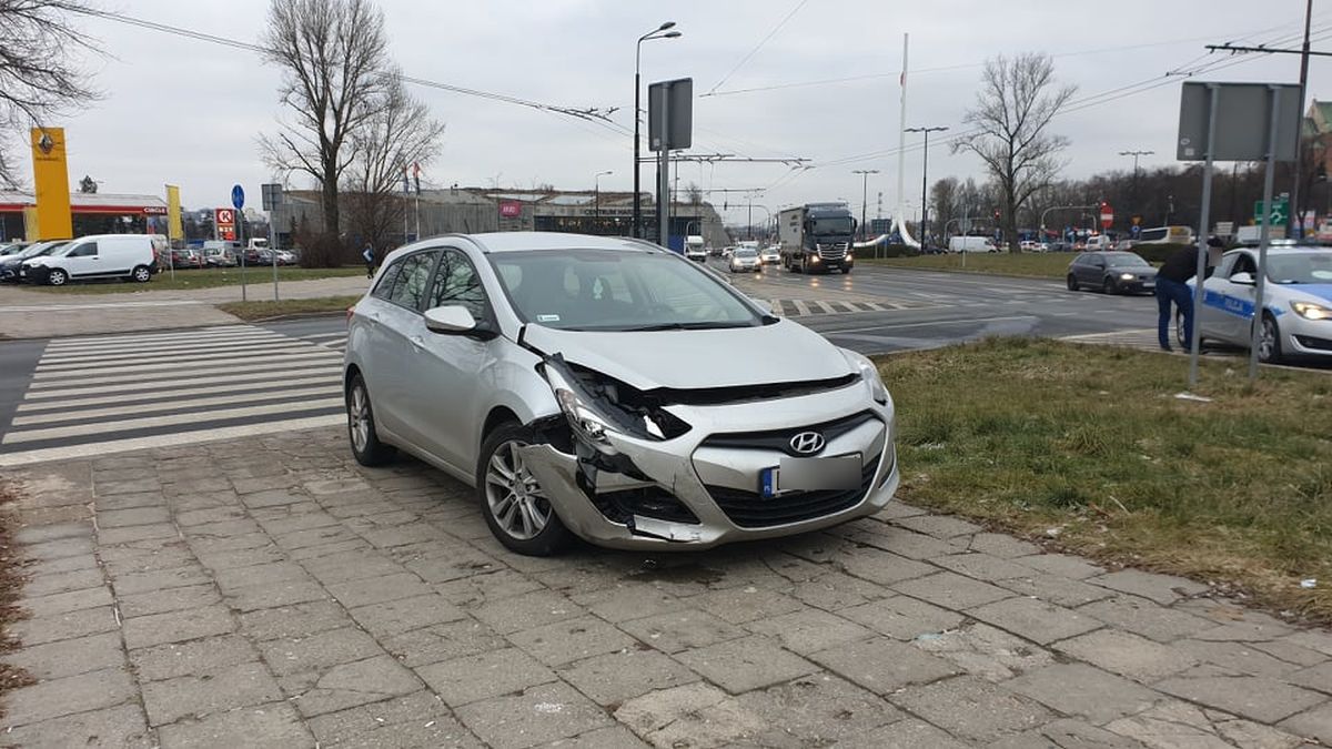 Zwykłe rondo, a wielu kierowców nie jest w stanie go pokonać. Tym razem kia zderzyła się z hyundaiem (zdjęcia)