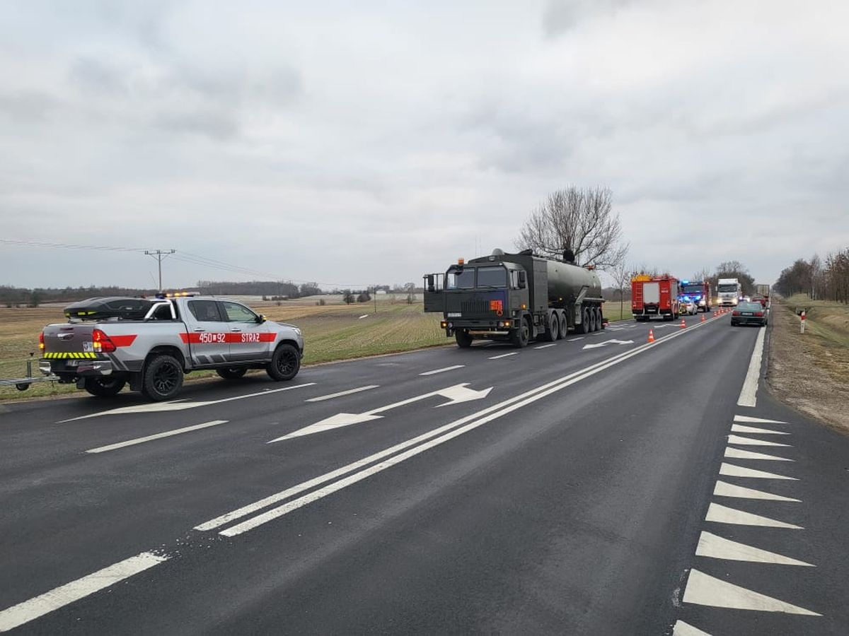 Wojskowa cysterna gubiła paliwo. Na miejscu pracują strażacy, są utrudnienia w ruchu (zdjęcia)