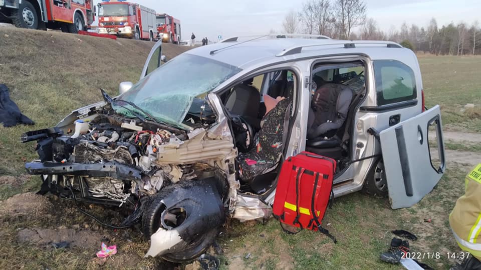 Czołowe zderzenie dwóch aut na obwodnicy Lubartowa. Sześć osób poszkodowanych, trwa akcja ratunkowa