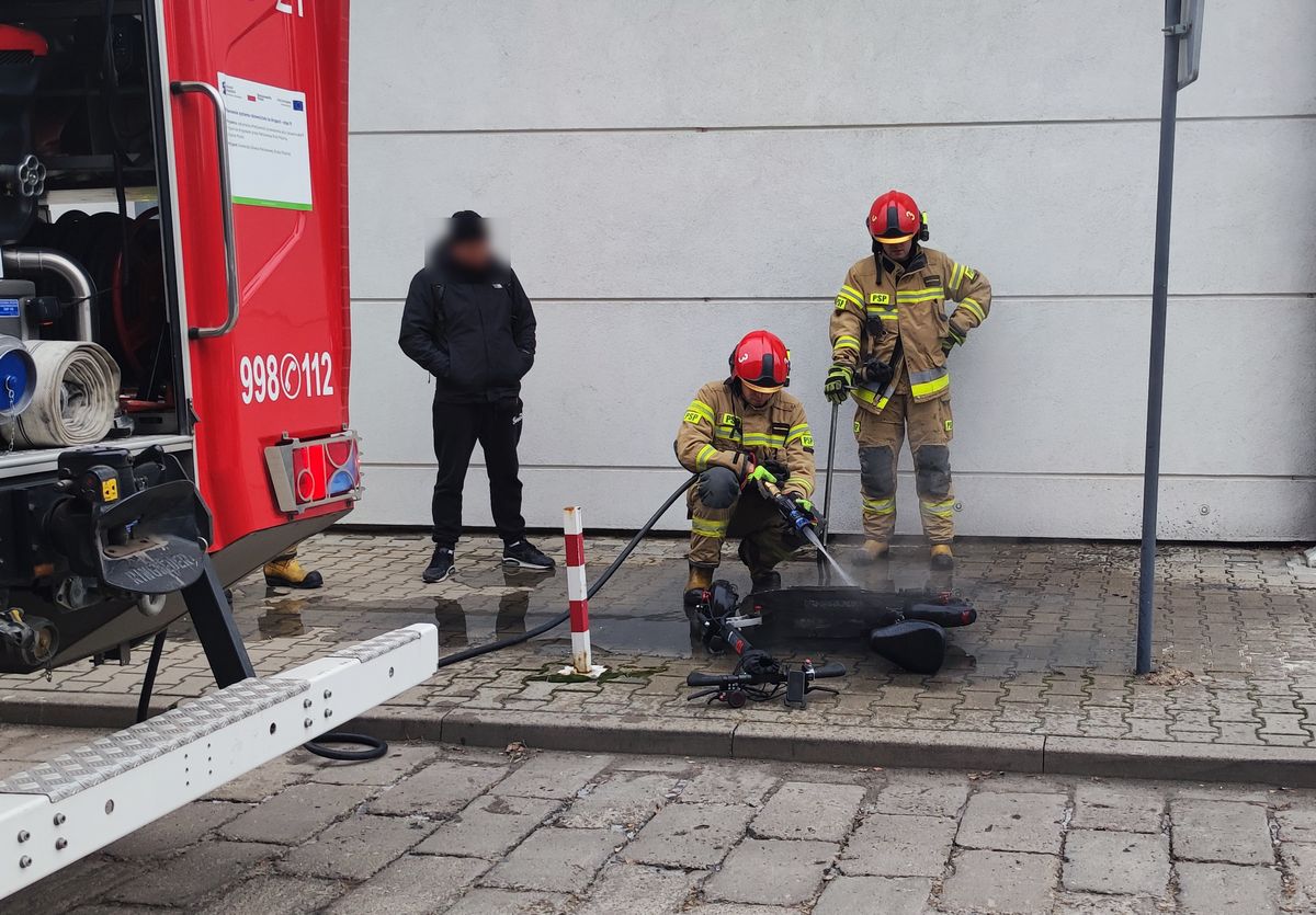 Hulajnoga elektryczna wybuchła w trakcie jazdy. Następnie stanęła w płomieniach (zdjęcia)