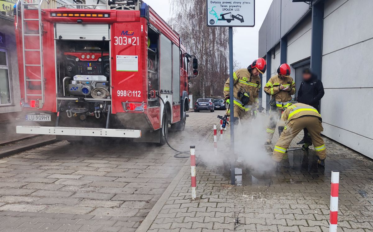 Hulajnoga elektryczna wybuchła w trakcie jazdy. Następnie stanęła w płomieniach (zdjęcia)