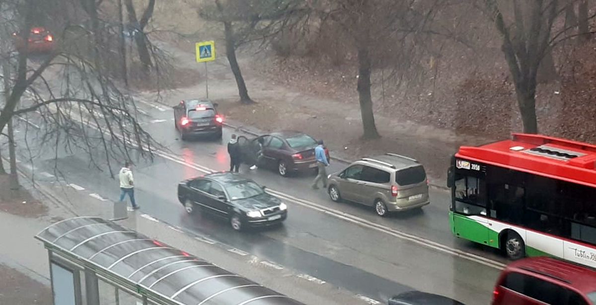 Zderzenie trzech aut na ul. Sowińskiego. Na miejscu pracują służby ratunkowe (foto)