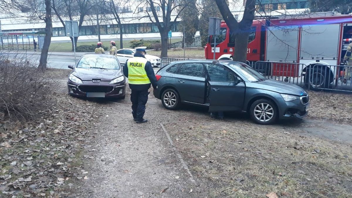 Zderzenie trzech aut na ul. Sowińskiego. Na miejscu pracują służby ratunkowe (foto)
