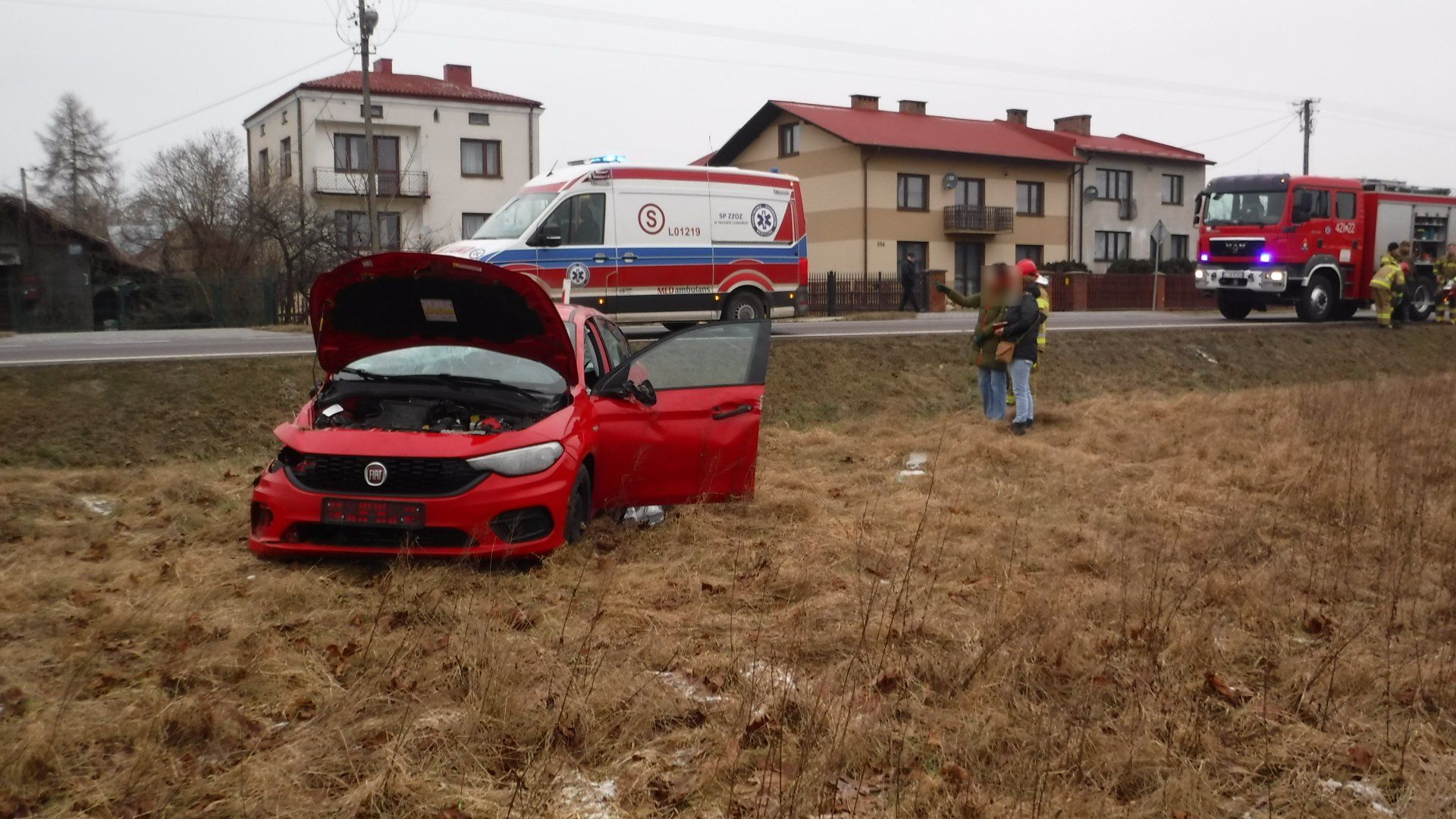 Fiat wypadł z drogi i dachował. Ratownicy zastali kierowcę leżącego obok auta (zdjęcia)