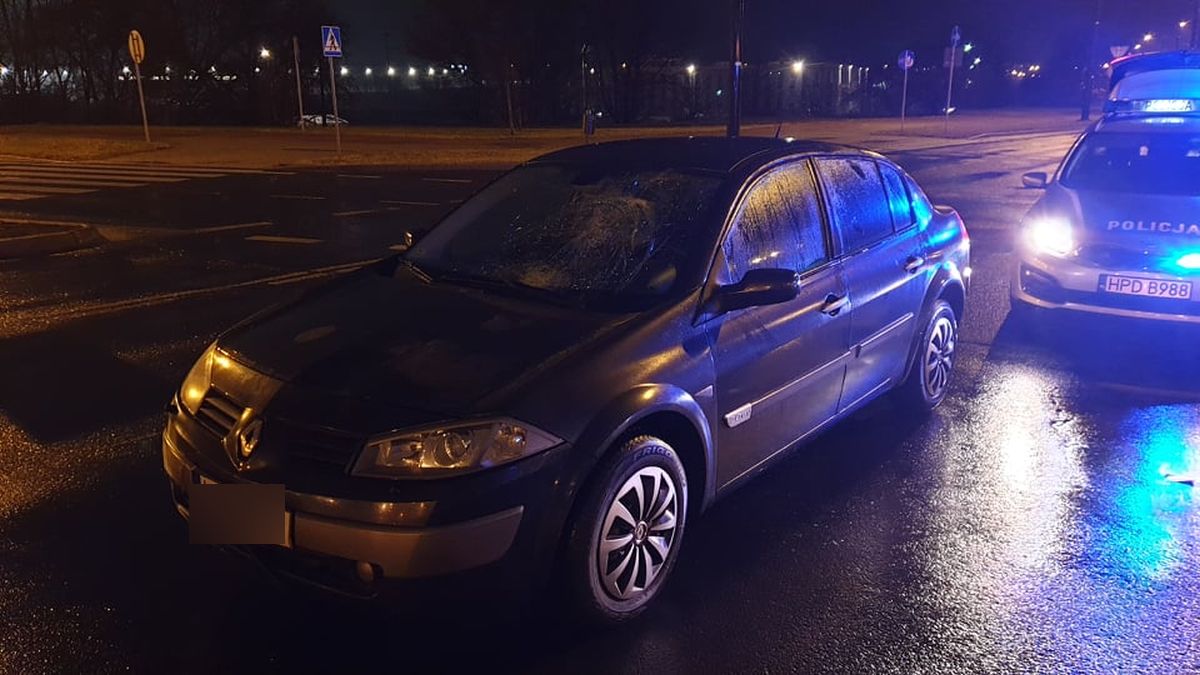 Potrącenie pieszego na przejściu. Auto zatrzymało się aż na środku ronda (zdjęcia)