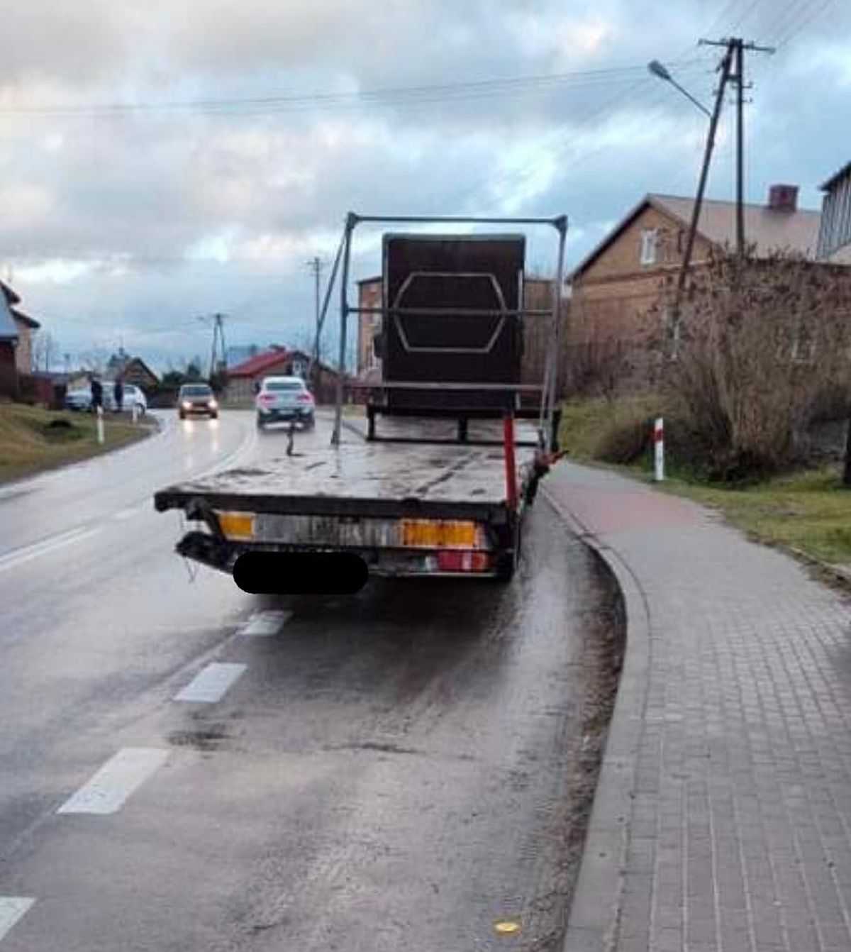 Na łuku jezdni auto osobowe zderzyło się z ciężarówką. Jeden z kierowców trafił do szpitala (zdjęcia)