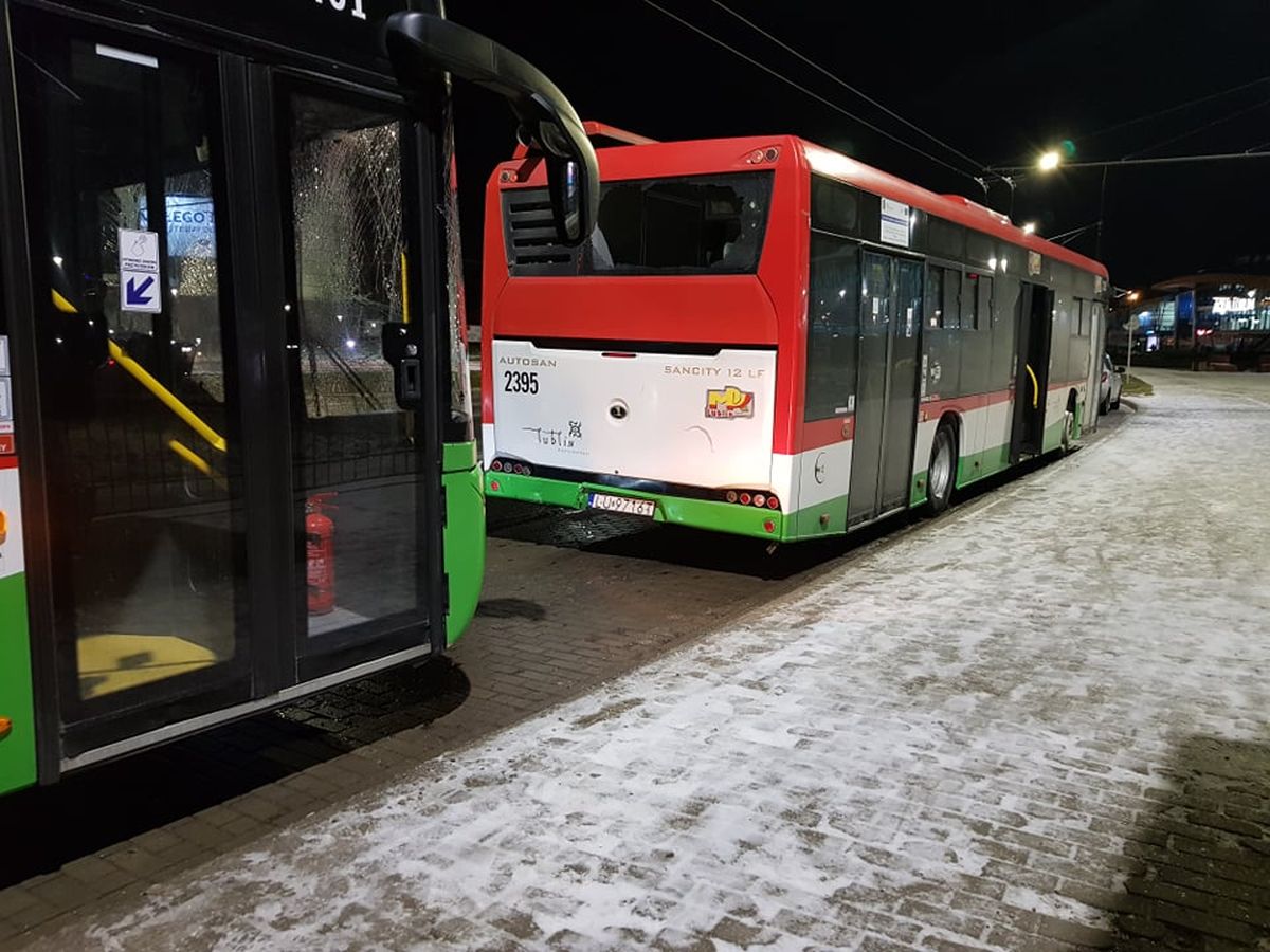 Lodowisko na ulicach Lublina. Karetki pogotowia wpadają w poślizg, zderzają się autobusy (zdjęcia)