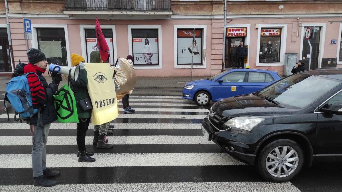 Aktywiści wstrzymali ruch w centrum Lublina. Akcja zakończyła się szarpaniną (zdjęcia)