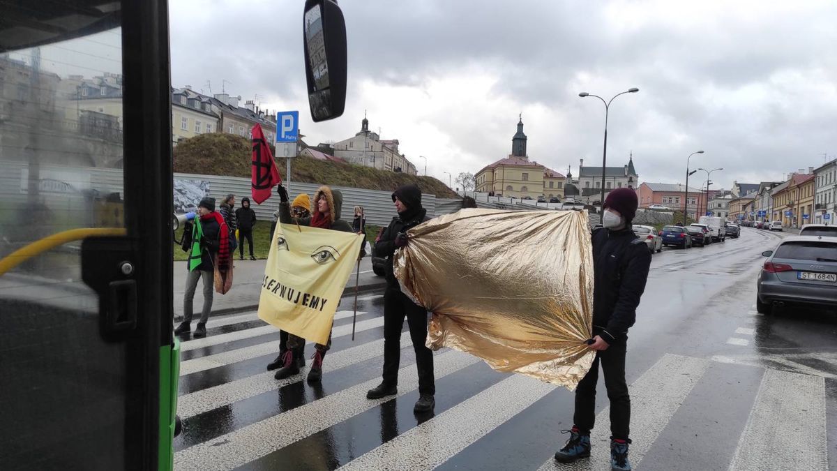 Aktywiści wstrzymali ruch w centrum Lublina. Akcja zakończyła się szarpaniną (zdjęcia)