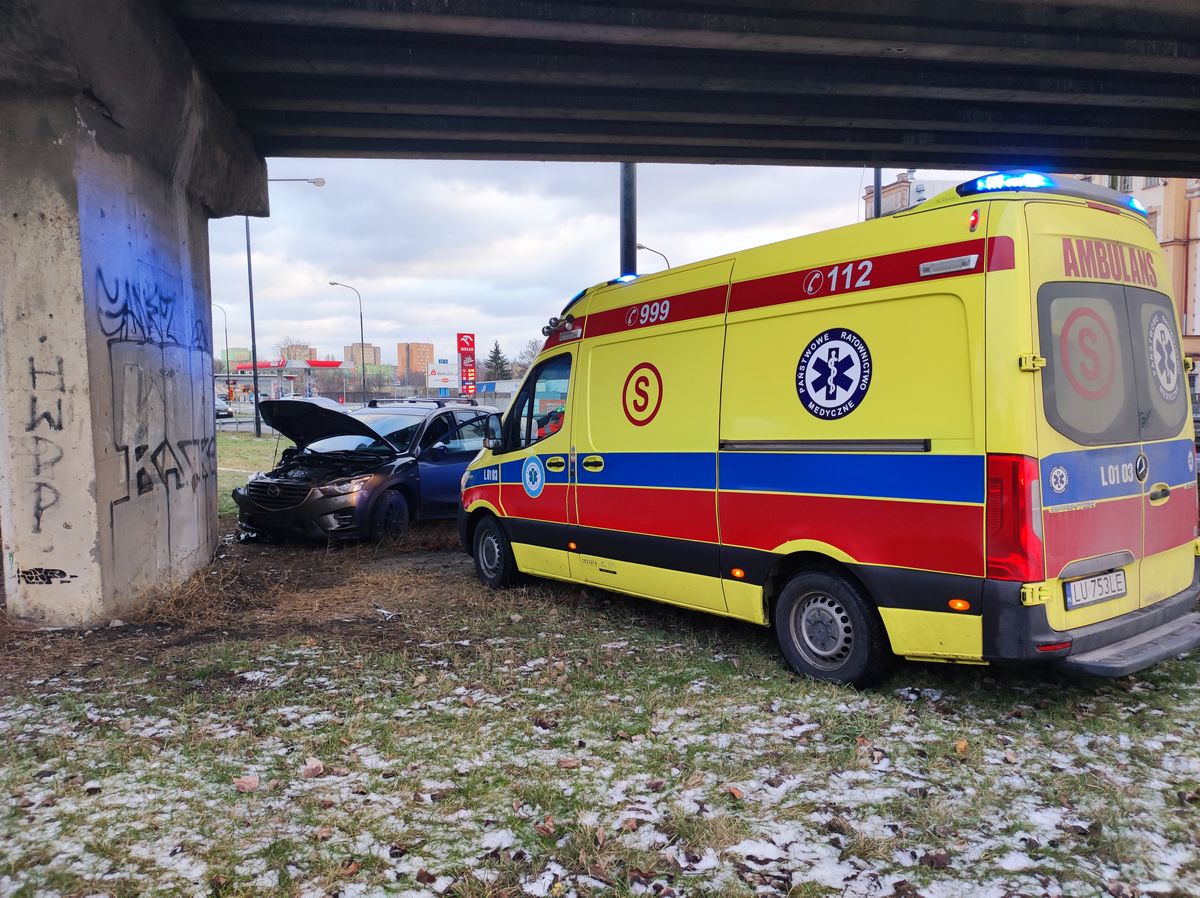 Mazda uderzyła w filar wiaduktu koło młyna Krauzego.Kierowca miał sporo szczęścia (zdjęcia)