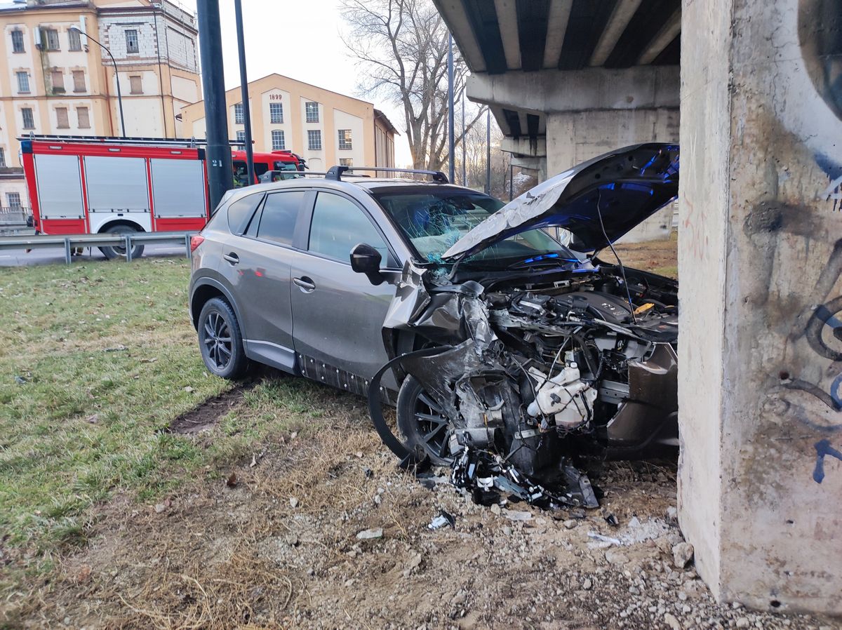 Mazda uderzyła w filar wiaduktu koło młyna Krauzego.Kierowca miał sporo szczęścia (zdjęcia)