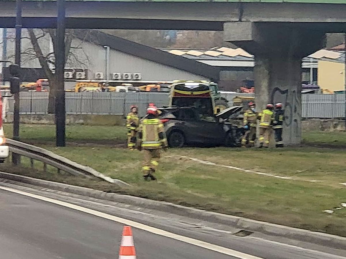 Mazda uderzyła w filar wiaduktu koło młyna Krauzego.Kierowca miał sporo szczęścia (zdjęcia)