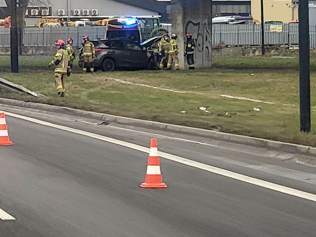 Mazda uderzyła w filar wiaduktu koło młyna Krauzego.Kierowca miał sporo szczęścia (zdjęcia)